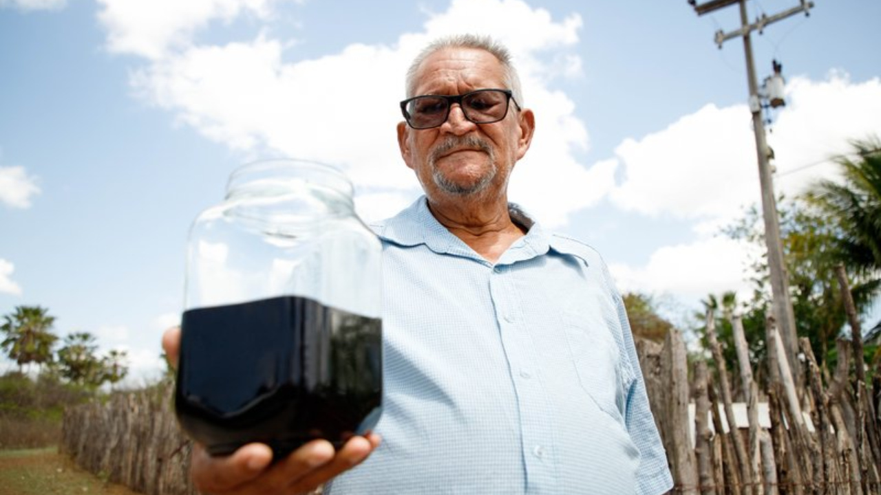 Descoberta acidental de possível petróleo em Tabuleiro do Norte, no Ceará, mobiliza pesquisadores do IFCE e aguarda resposta da ANP; testes indicam semelhança com jazidas da Bacia Potiguar. Foto: Marcelo Andrade