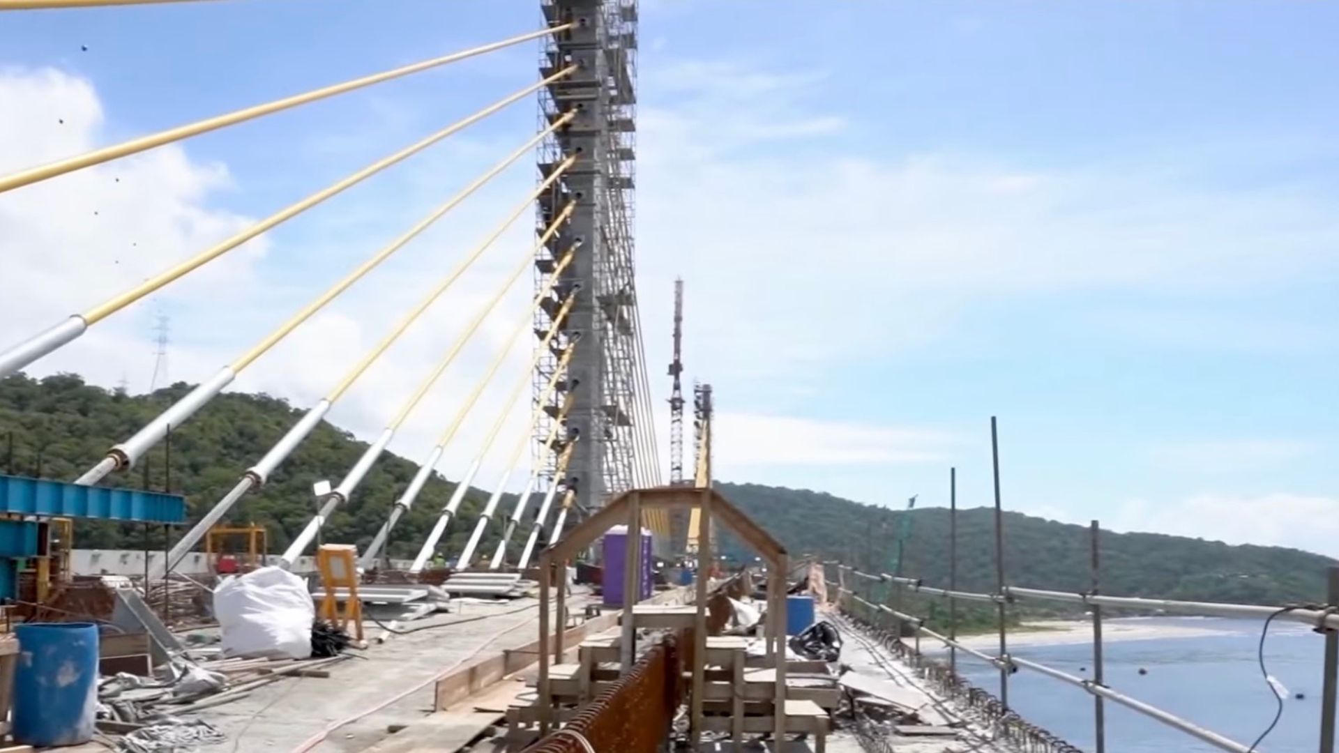 Ponte de Guaratuba com último estai sendo instalado