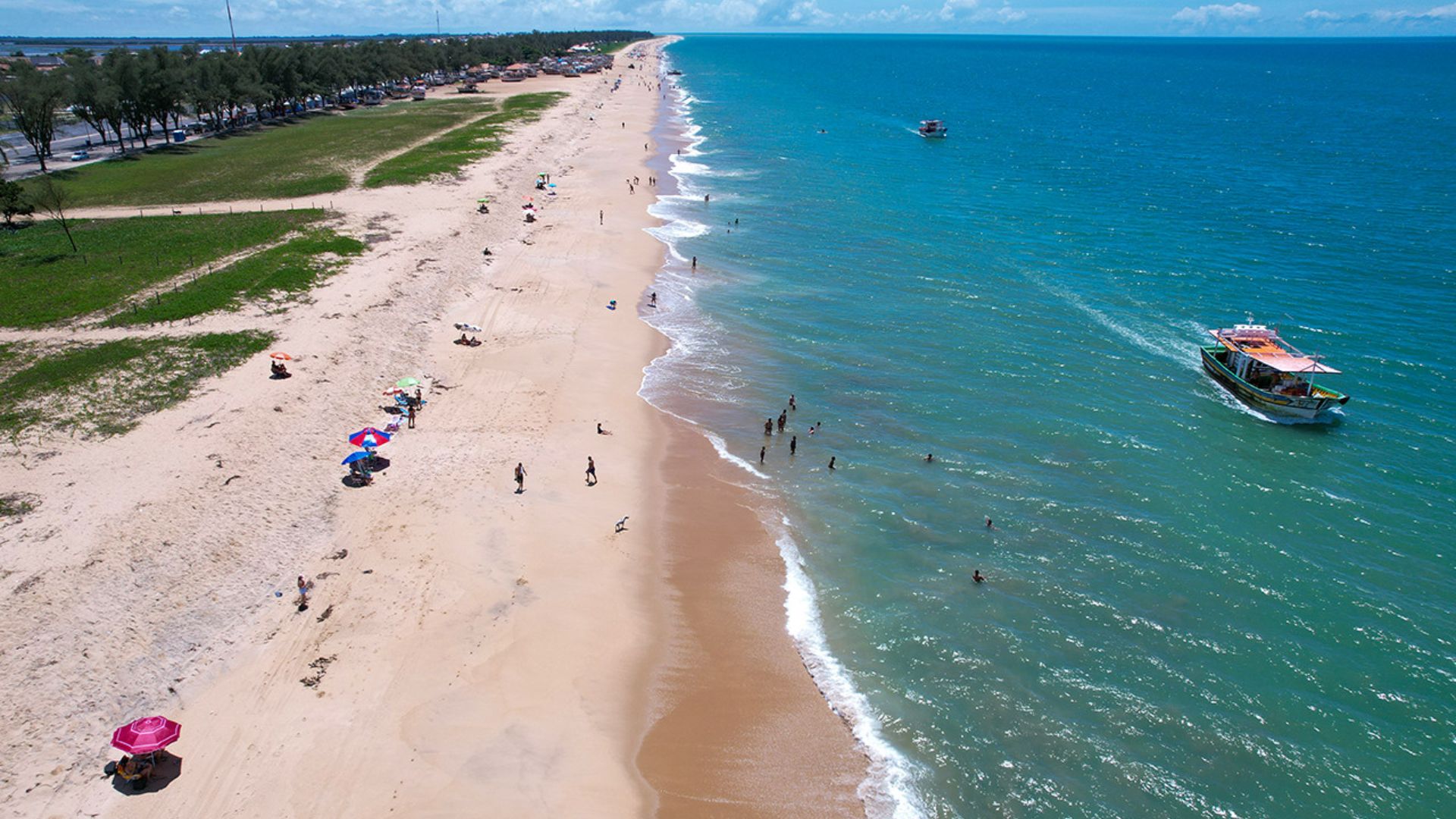 Farol de São Thomé na praia de Campos dos Goytacazes, litoral norte do Rio de Janeiro, com mar aberto e paisagem natural.