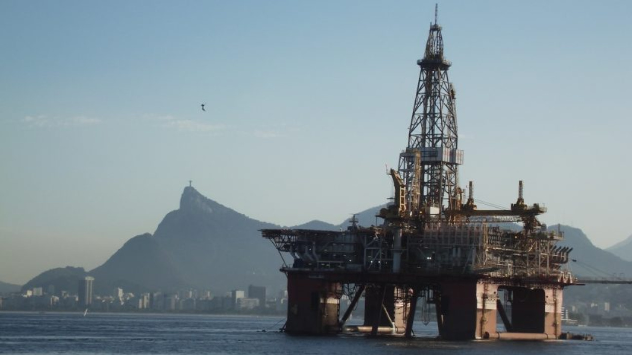 O petróleo brasileiro está cada vez mais concentrado no Rio de Janeiro, enquanto outros estados perdem espaço e a Bacia de Santos domina a produção nacional.