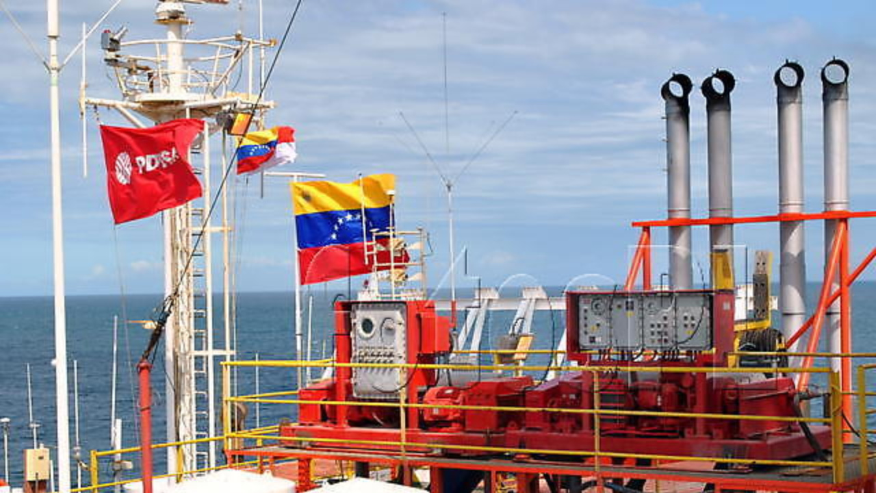 A produção de petróleo da Venezuela volta a crescer após licenças dos EUA e recuperação na Faixa do Orinoco. Entenda por que o país chega perto de 1 milhão de barris por dia e o que isso muda no mercado.