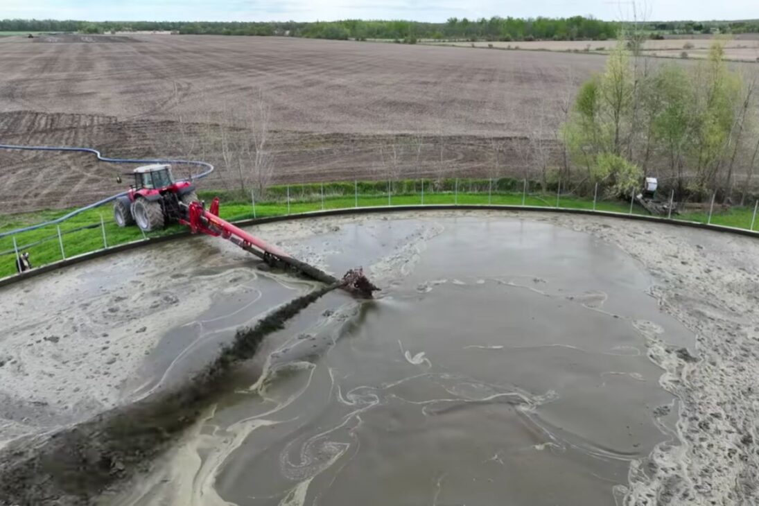 Operación en el sur de Canadá utiliza estiércol con control: laguna al límite, bomba de alta potencia, manguera por kilómetros y tractores de más de 300 caballos para evitar desbordamiento y aplicar con seguridad en los campos.