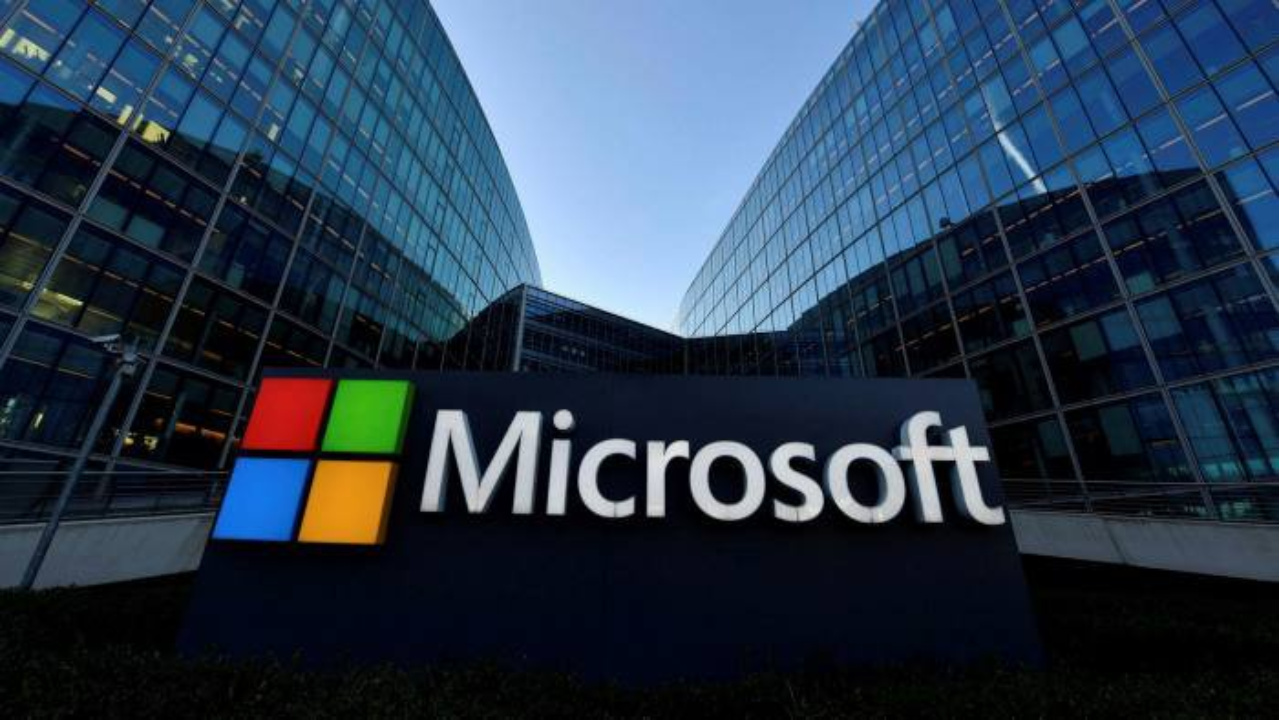 Microsoft anuncia que compensou todo o consumo global de eletricidade com renováveis em 2025, acumula 40 GW contratados e reforça meta de se tornar carbono negativa até 2030.