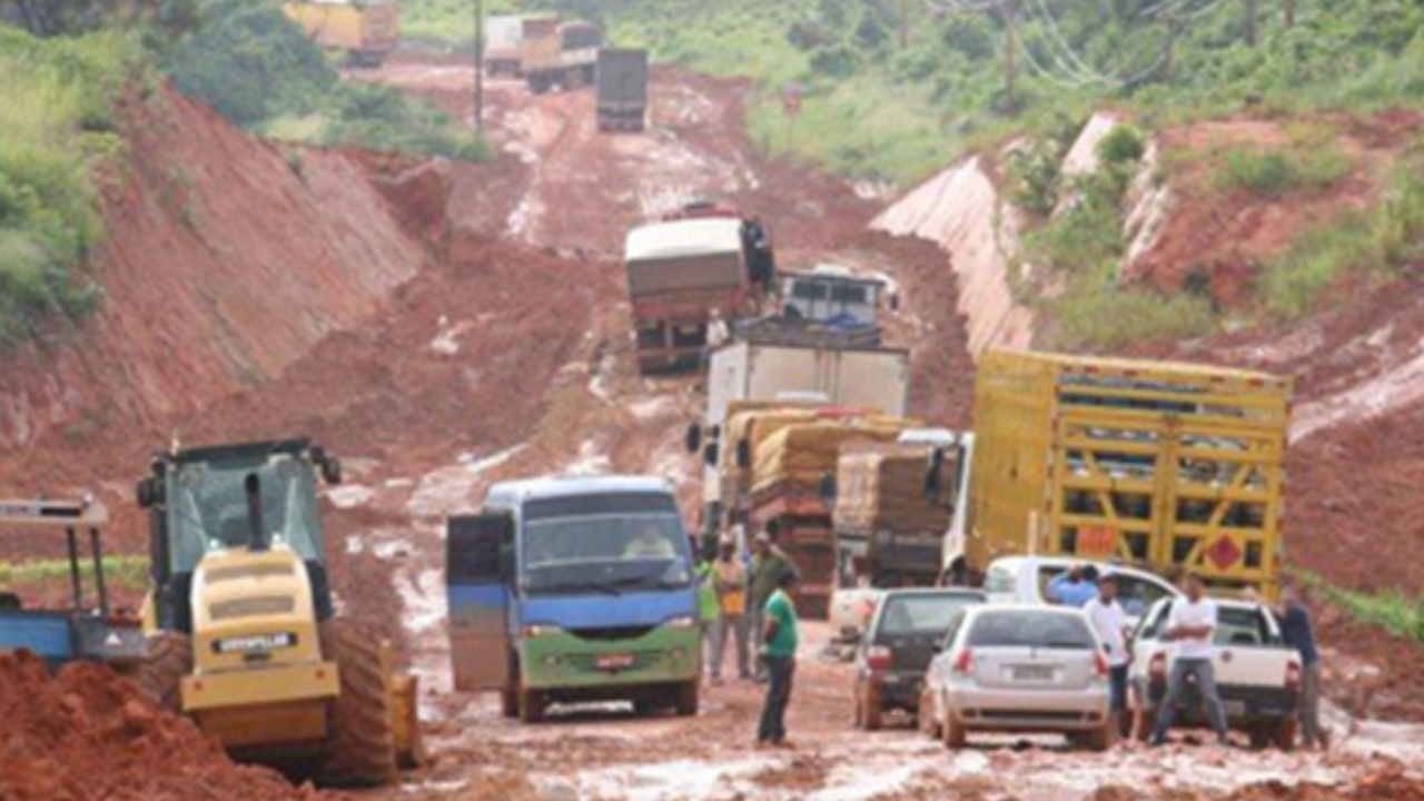Entenda por que a rodovia Transamazônica, a BR-230, ainda possui longos trechos sem asfalto, quais são os desafios do solo amazônico e como a obra iniciada no regime militar segue gerando debates até hoje.