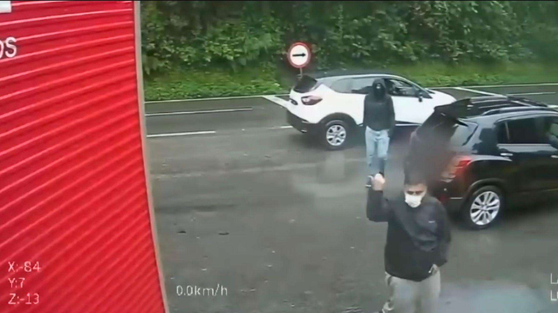 Caminhão seguido por comboio suspeito na Rodovia Anchieta sob chuva