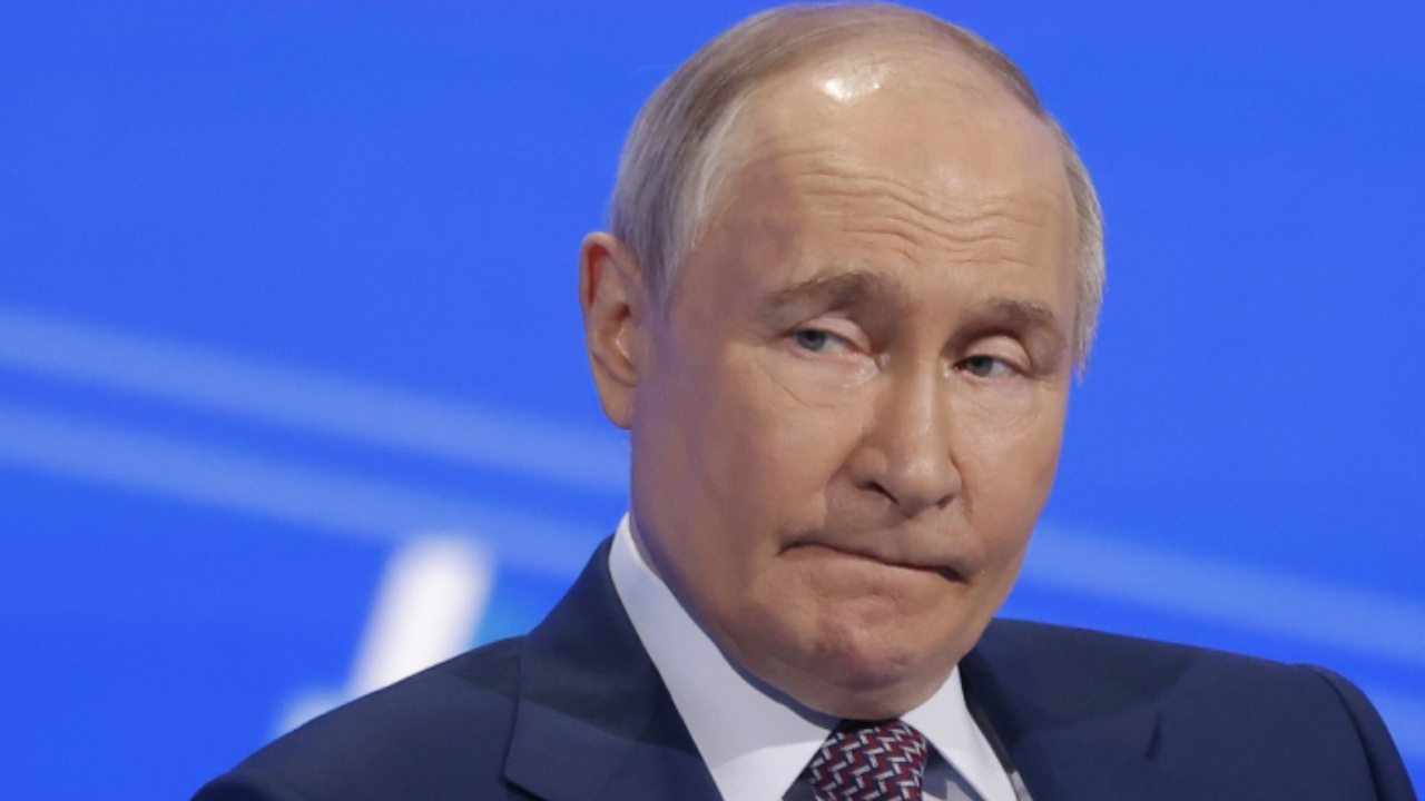 União Europeia anuncia novo pacote de sanções contra a Rússia com foco no petróleo, bancos e comércio, ampliando a pressão econômica sobre Moscou.