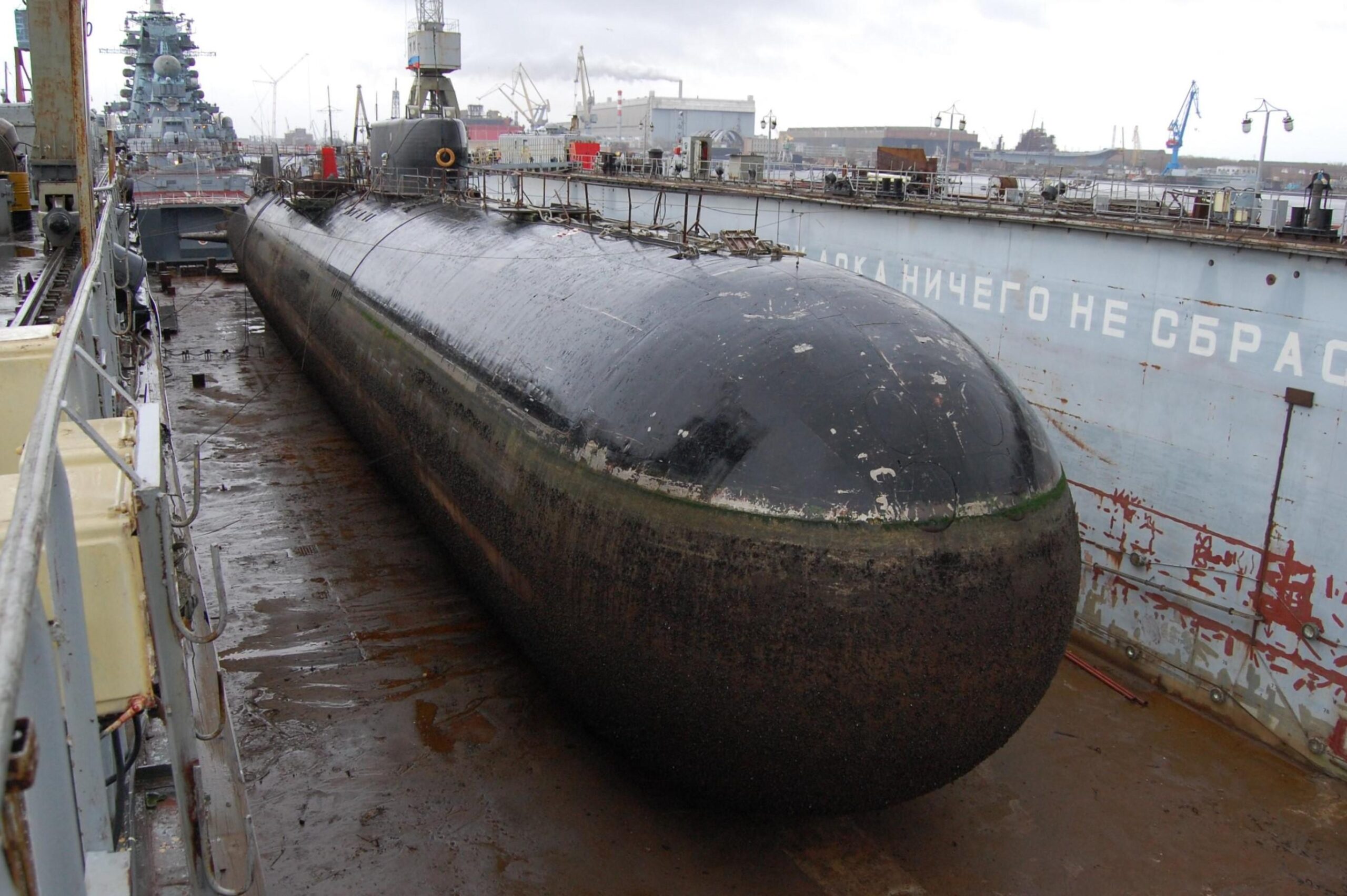 Com casco de titânio, 106,9 metros de comprimento, até 7.000 toneladas submerso e recorde real de 44,7 nós a 100 metros de profundidade, o submarino soviético K-222 do Projeto 661 foi criado para caçar porta-aviões com mísseis e virou a “Goldfish” mais rápida da Guerra Fria