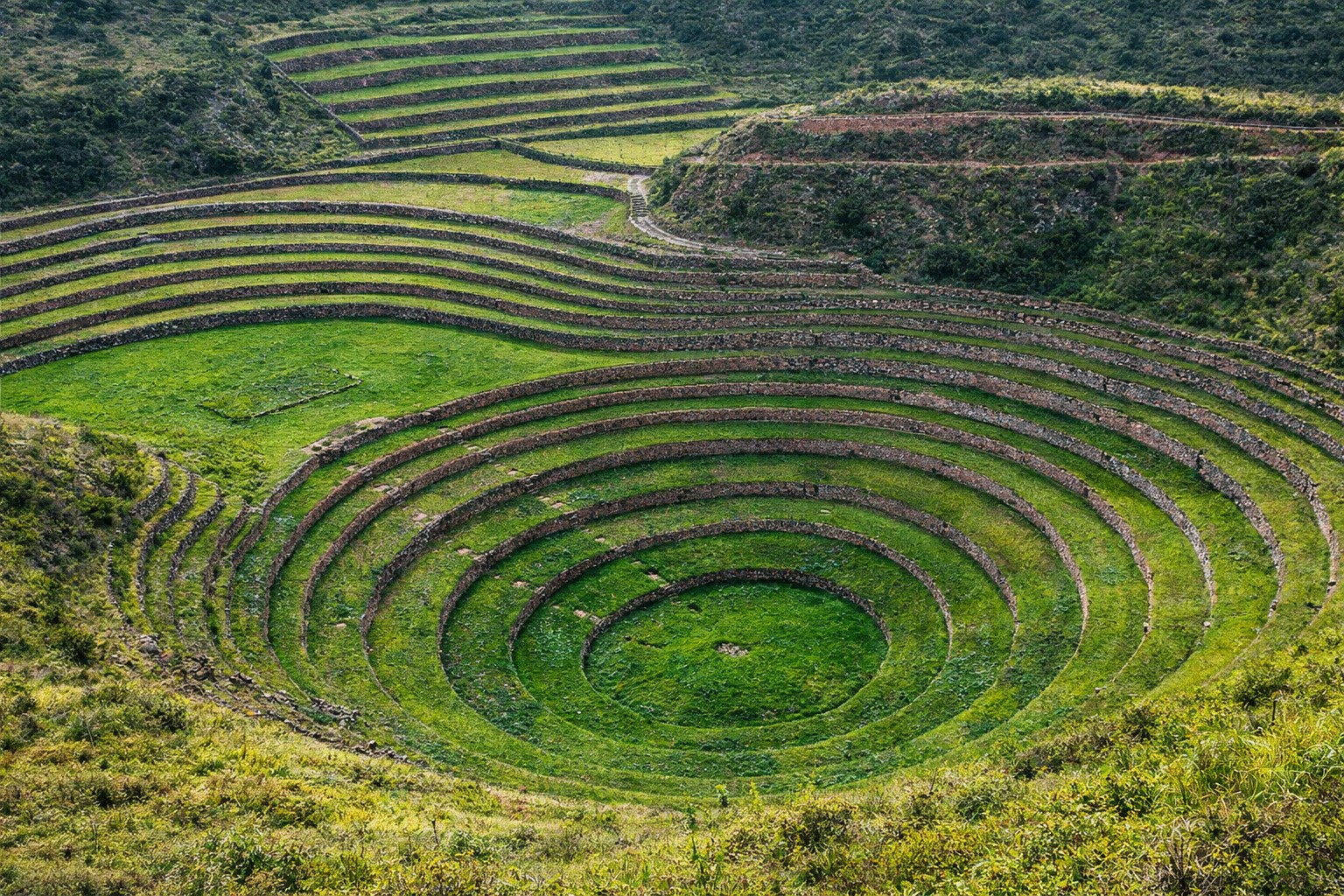 Terraços agrícolas incas construídos nos Andes para cultivo em grandes altitudes