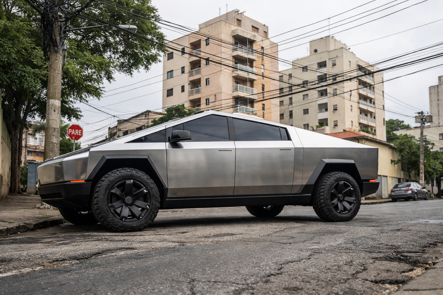Tesla Cybertruck rodando no Brasil após importação independente e regularização legal