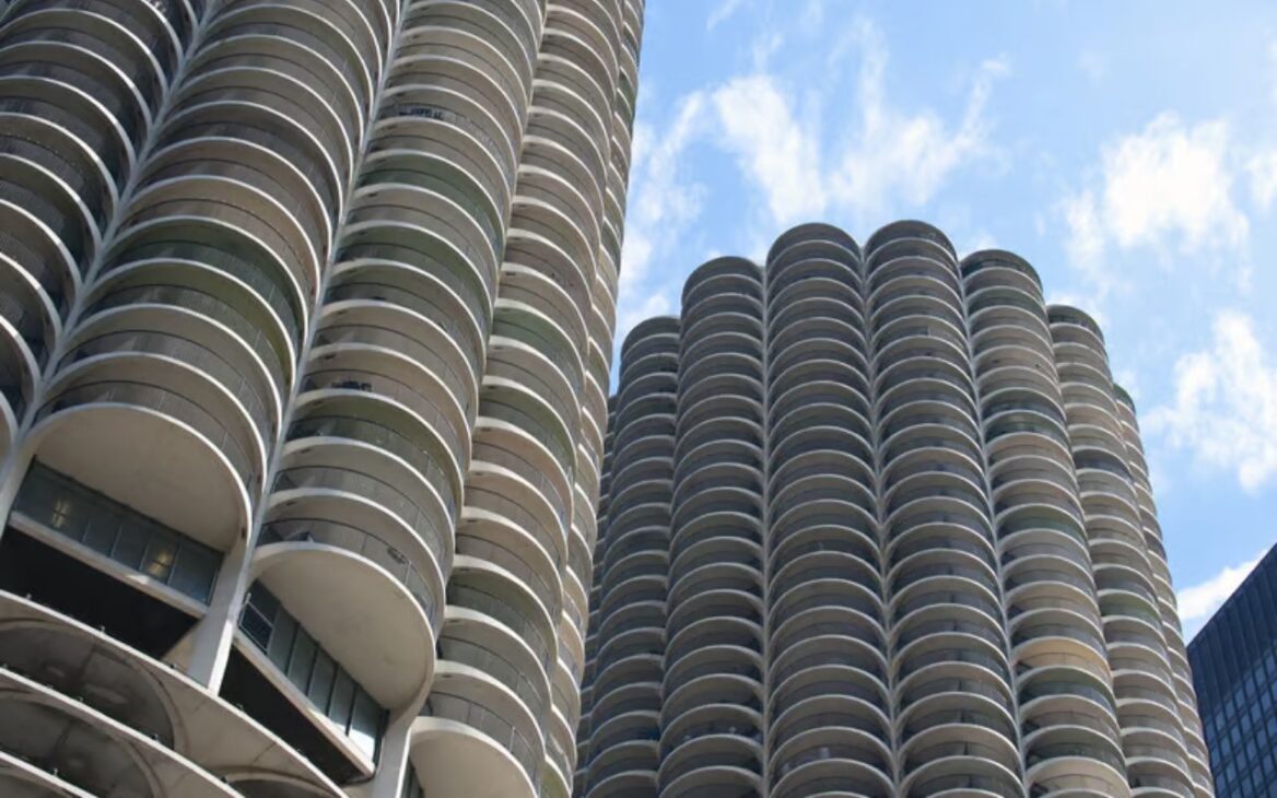 Torres circulares em formato de espiga de milho transformaram o Marina City em um ícone da arquitetura moderna de Chicago, unindo moradia, lazer e inovação urbana desde 1964.