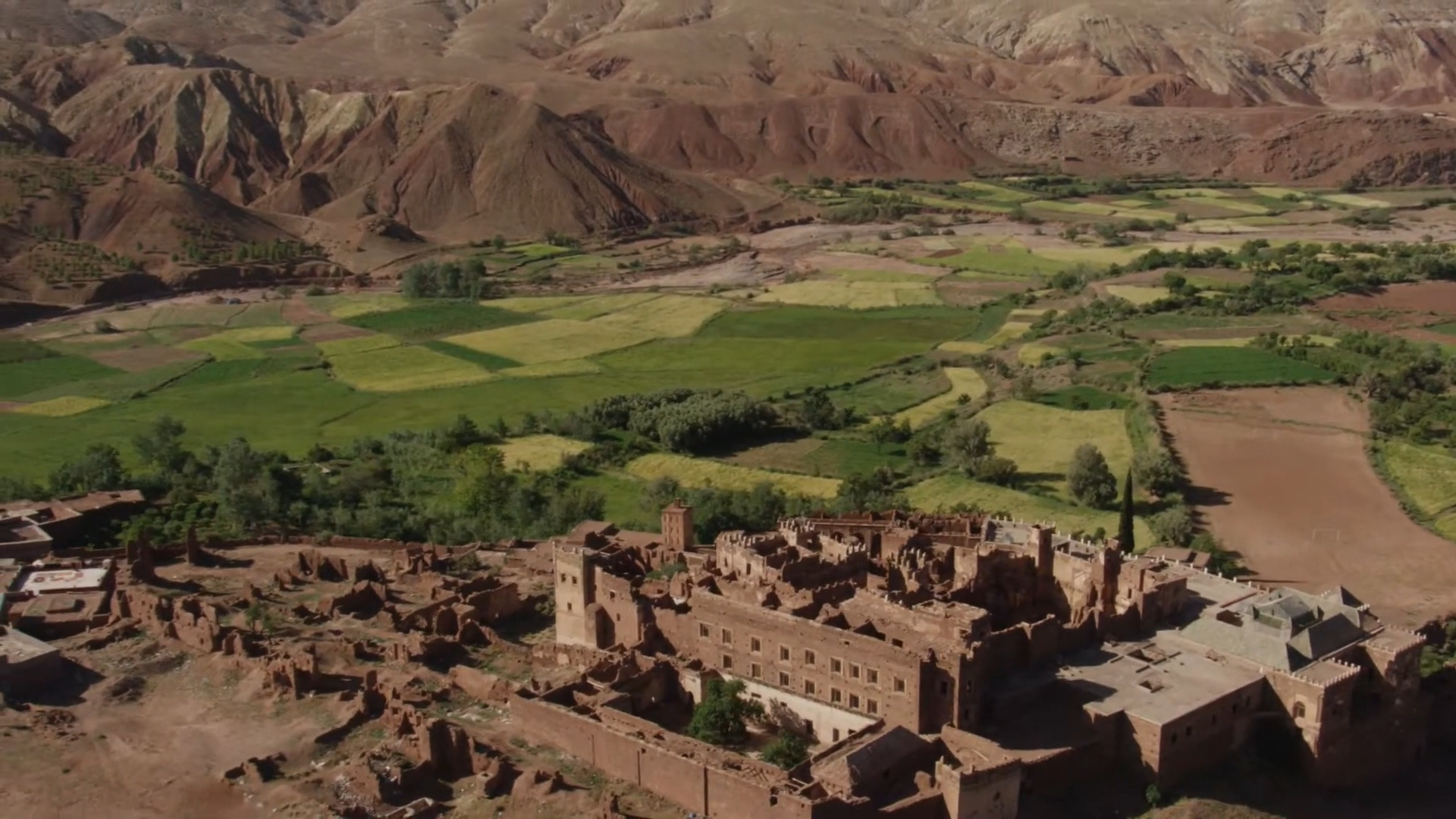 Usando apenas terra crua, palmeiras e técnicas ancestrais, mestres construtores ergueram no Vale do Drâa um sistema de cidades fortificadas capaz de sobreviver séculos no Saara sem concreto, aço ou energia moderna