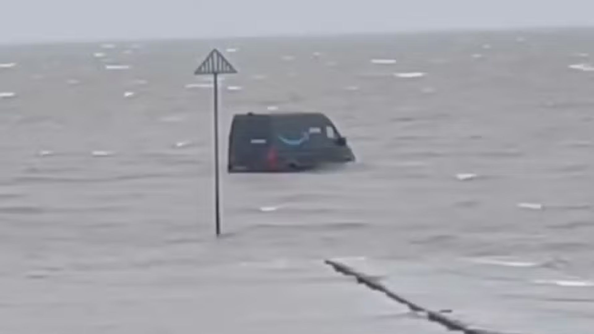 Van de entregas da Amazon submersa durante maré alta na rota histórica Broomway, em Essex.