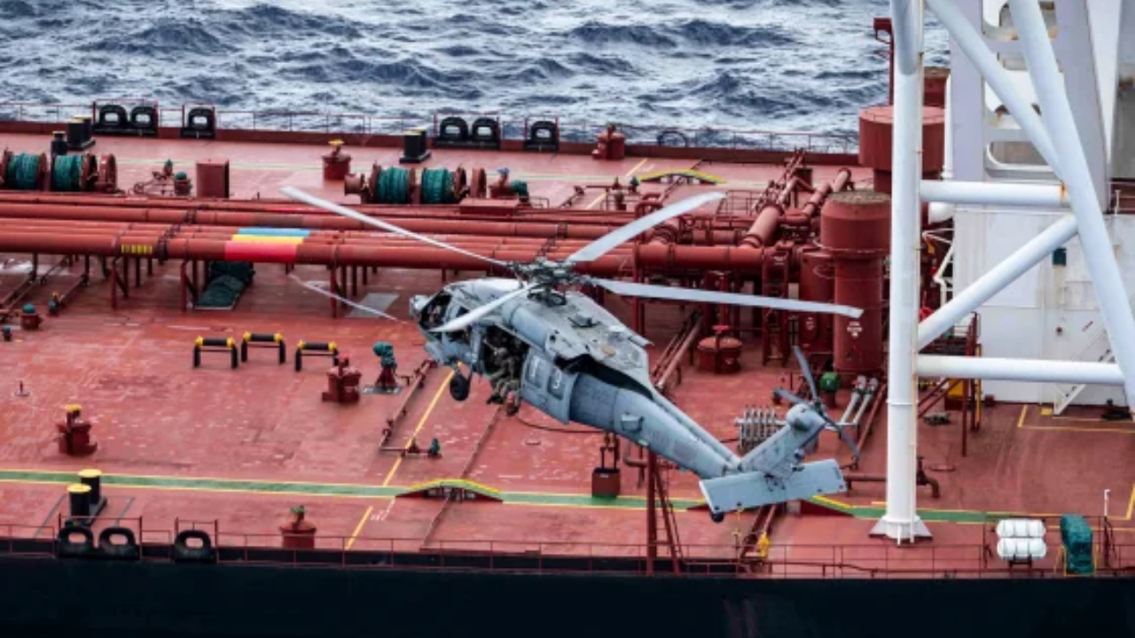 Venezuela é citada em novo caso de petroleiro interceptado pelos EUA, acusado de integrar frota fantasma que transporta petróleo sob sanções internacionais.