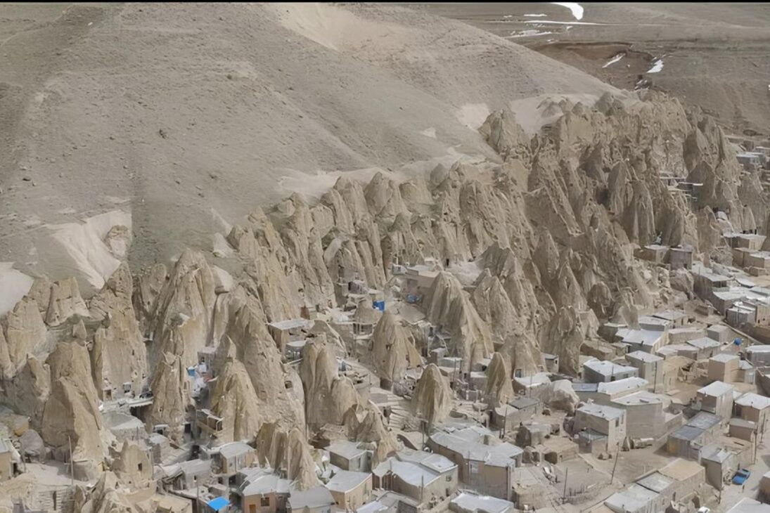 Estilo iraní de excavar casas dentro de montañas volcánicas está dejando ingenieros de queixo caído con moradías sin fundación tradicional, sin estructura metálica y con aislamiento térmico natural que elimina aire acondicionado en verano