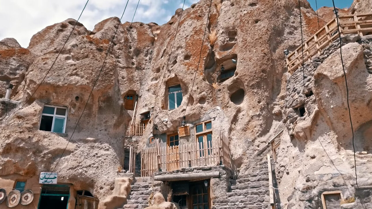 Estilo iraní de excavar casas dentro de montanhas volcânicas está deixando engenheiros de queixo caído com moradias sem fundação tradicional, sem estrutura metálica e com isolamento térmico natural que elimina aire acondicionado en verano