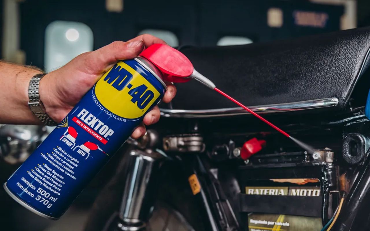 Conheça o segredo da fórmula do WD-40, o lubrificante mais famoso do mundo, e entenda por que a empresa protege sua composição como um tesouro.