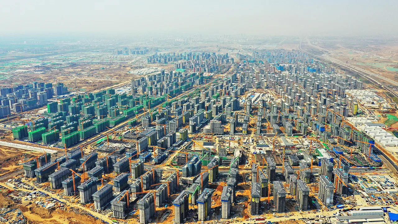 Com mais de US$ 115 bilhões investidos, centenas de quilômetros de túneis e prédios planejados para substituir funções de Pequim, a Nova Área de Xiong’an, lançada por Xi Jinping como “cidade do futuro”, avança lentamente e enfrenta retorno econômico incerto