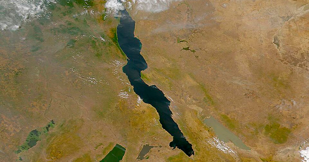 Debaixo da região de Afar, na Etiópia, ondas de rocha derretida pulsam do interior da Terra em um ritmo que geólogos conseguem medir, e os modelos indicam que o continente africano está se partindo ao meio em um processo que, em milhões de anos, vai criar um novo oceano onde hoje existe terra firme.