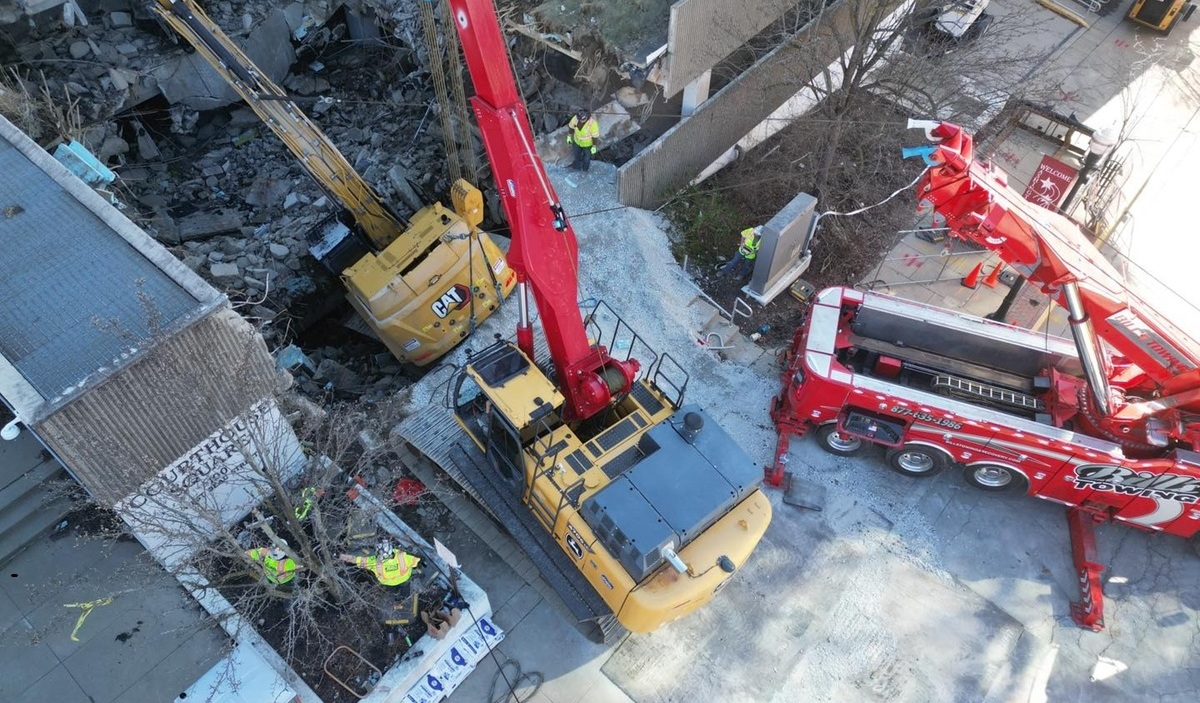 Escavadeira de 61 toneladas cai 4,5 metros em garagem nos EUA e resgate mobiliza o maior guincho do mundo e máquinas especializadas.