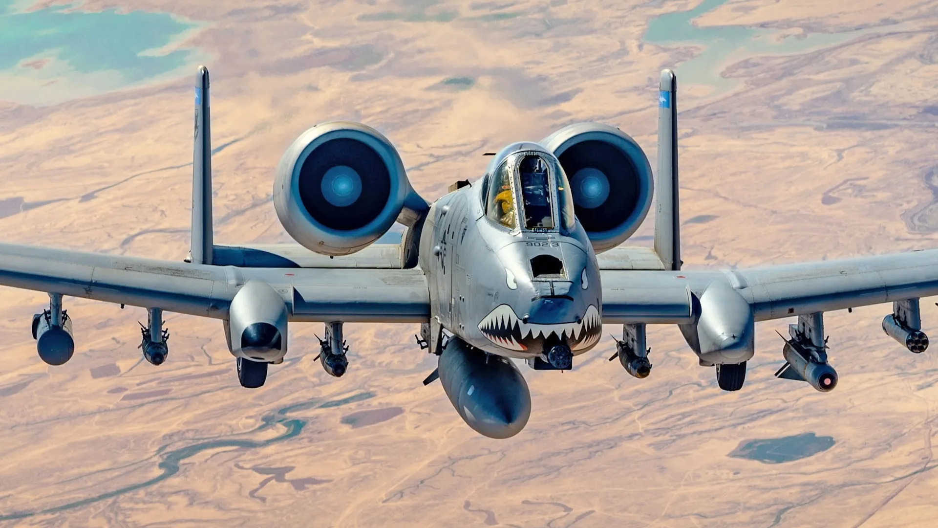 Avião construído ao redor de um canhão: o A-10 Warthog carrega arma de 1,8 tonelada que dispara 3.900 tiros por minuto, destruiu 987 tanques na Guerra do Golfo e continua voando mesmo após 50 anos de serviço