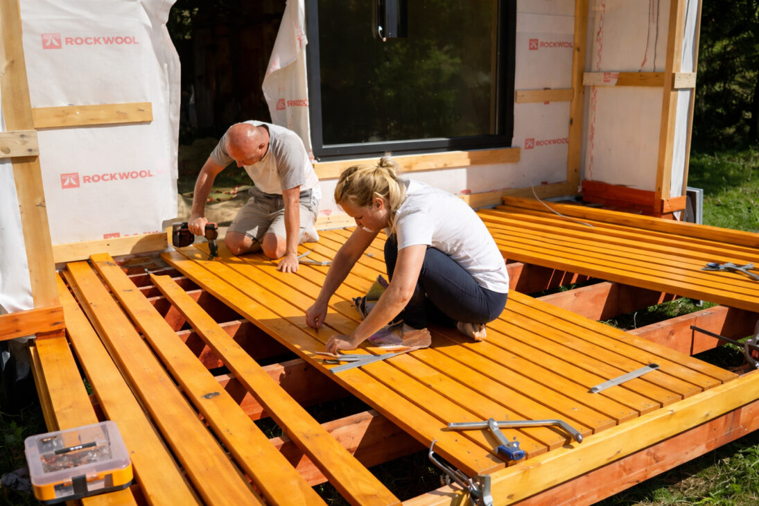 La base de la casa de bajo costo comienza en el suelo con tubos metálicos llenos y alineados con precisión