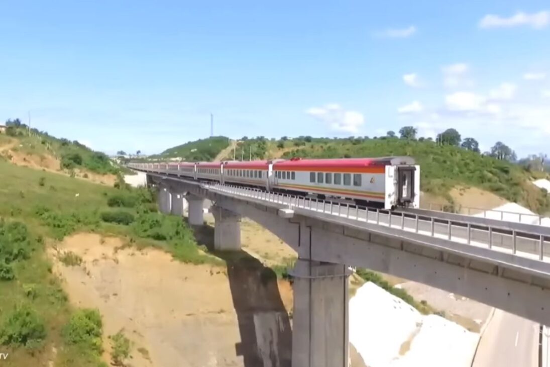La ferrovia de <strong>Kenya</strong> financiada por <strong>China</strong> entre <strong>Mombasa</strong> y Nairobi cambió la logística de la <strong>África Oriental</strong>, pero abrió un duro debate sobre deuda, expansión regional y retorno económico.” class=”wp-image-363458″ srcset=”https://es.clickpetroleoegas.com.br/wp-content/uploads/2026/03/A-ferrovia-do-Quenia-financiada-pela-China-entre-Mombasa-e-Nairobi-parecia-apenas-mais-uma-obra-cara-mas-acabou-reposicionando-a-Africa-2-1095×730.jpg 1095w, https://es.clickpetroleoegas.com.br/wp-content/uploads/2026/03/A-ferrovia-do-Quenia-financiada-pela-China-entre-Mombasa-e-Nairobi-parecia-apenas-mais-uma-obra-cara-mas-acabou-reposicionando-a-Africa-2-768×512.jpg 768w, https://es.clickpetroleoegas.com.br/wp-content/uploads/2026/03/A-ferrovia-do-Quenia-financiada-pela-China-entre-Mombasa-e-Nairobi-parecia-apenas-mais-uma-obra-cara-mas-acabou-reposicionando-a-Africa-2.jpg 1200w” sizes=”auto, (max-width: 1095px) 100vw, 1095px” /></figure>
<p>La construcción de la <strong>ferrovia</strong> fue liderada por la China Road and Bridge Corporation y financiada principalmente por el Banco de Exportación e Importación de <strong>China</strong>, que cubrió el 90% del costo con préstamos. </p>
<p>La línea principal entre <strong>Mombasa</strong> y Nairobi tiene cerca de 472 kilómetros, y la extensión posterior hasta Naivasha agregó otros 120 kilómetros al proyecto. En total, las dos etapas alcanzaron cerca de US$ 5 mil millones. <strong>Fue uno de los mayores proyectos de infraestructura de la historia reciente de la <strong>África Oriental</strong>.</strong></p>
<div class='code-block code-block-3' style='margin: 8px auto; text-align: center; display: block; clear: both;'>
<div id=