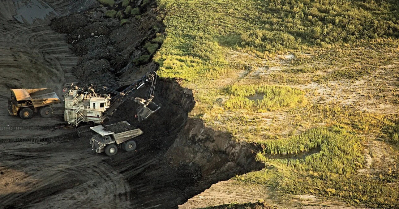 Con 1,3 trillon de litros de residuos tóxicos represados por la mayor estructura de tierra del mundo, las lagunas de residuos de Alberta, en Canadá, cubren un área equivalente a 1,5 veces la ciudad de Vancouver y contienen partículas que tardarán más de un siglo en asentarse