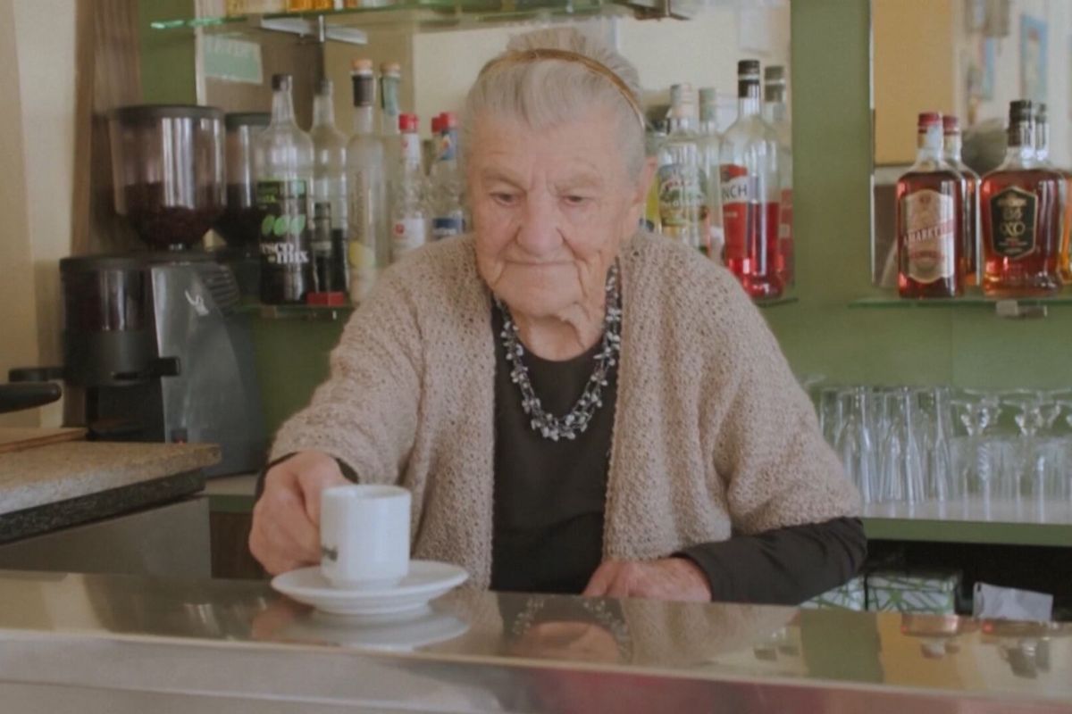 Anna chega aos 100 anos mantendo o Bar Centrale na Itália aberto, segue em trabalho diário e transforma a própria rotina em símbolo de longevidade, presença pública e envelhecimento ativo.
