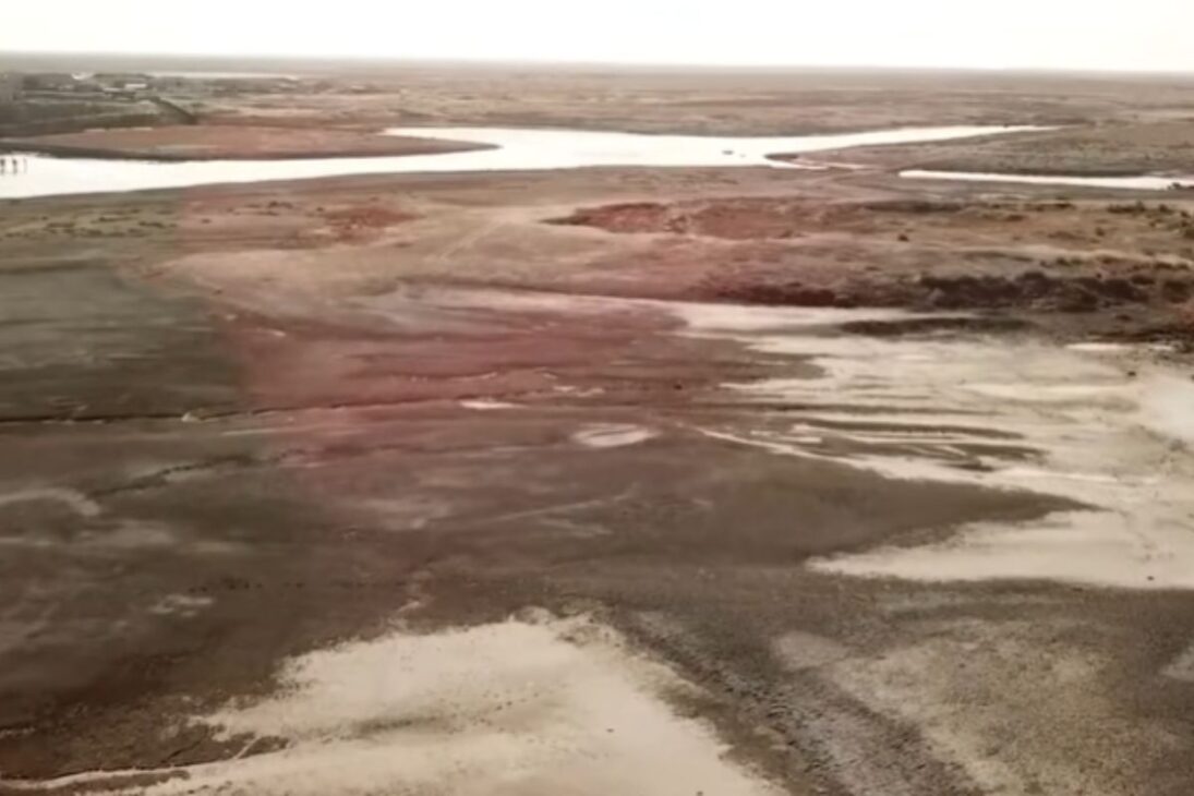 Presa en el Mar de Aral retiene agua en el Aral del Norte, redujo la salinidad y ayudó a recuperar la pesca.