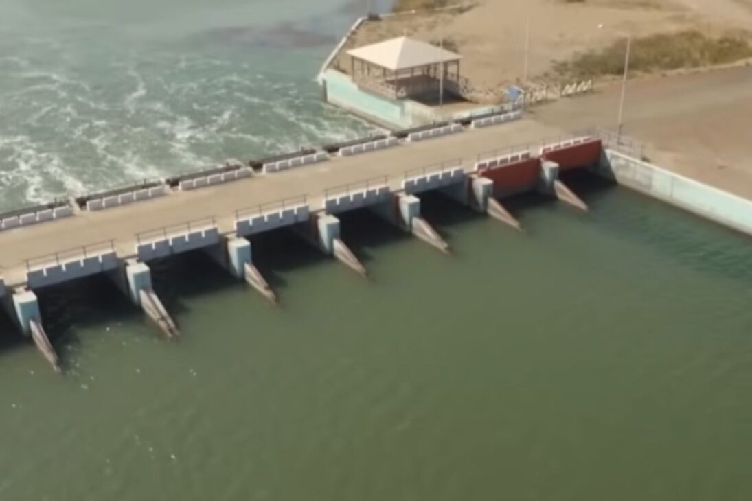 Presa en el Mar de Aral retiene agua en el Aral del Norte, redujo la salinidad y ayudó a recuperar la pesca.