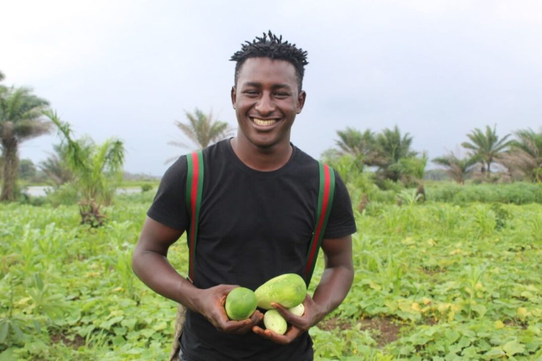 Joven africano crea en Sierra Leona una alternativa con cascas de coco y biomasa para reducir deforestación, proteger bosques y enfrentar la crisis de energía que agravó una tragedia histórica.