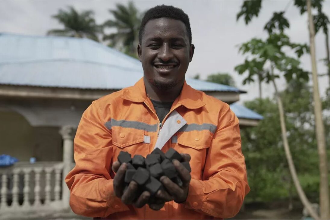 Joven africano crea en Sierra Leona una alternativa con cascas de coco y biomasa para reducir deforestación, proteger bosques y enfrentar la crisis de energía que agravó una tragedia histórica.