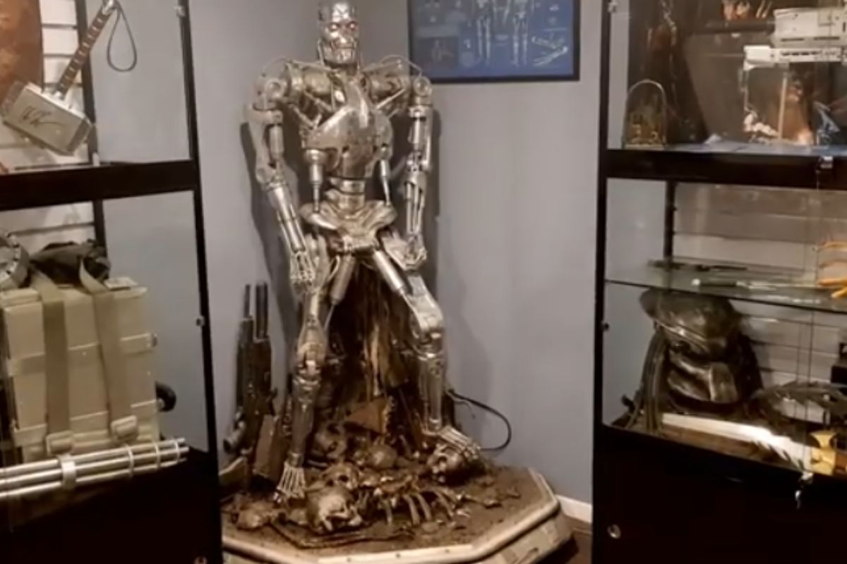 Artista australiano passa 4 anos construindo à mão um T-800 real de metal com mais de 500 peças, 230 articulações e 130 kg em projeto único no mundo
