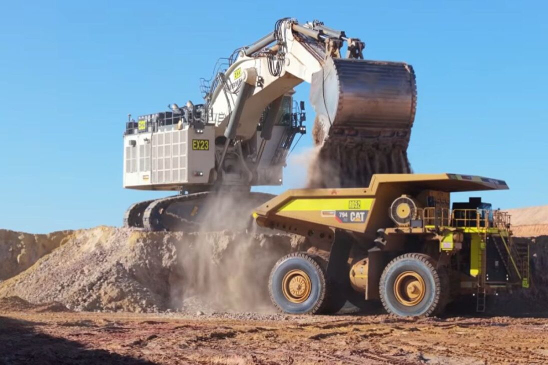 Australia pone a la Liebherr R9800 en el centro de la minería con cucharilla gigante para mover arenas minerales y explicar la escala de la operación.