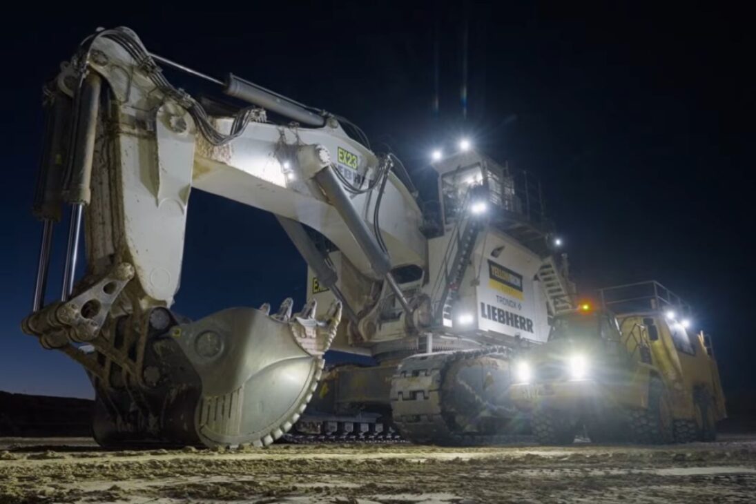 Australia pone a la Liebherr R9800 en el centro de la minería con cucharilla gigante para mover arenas minerales y explicar la escala de la operación.