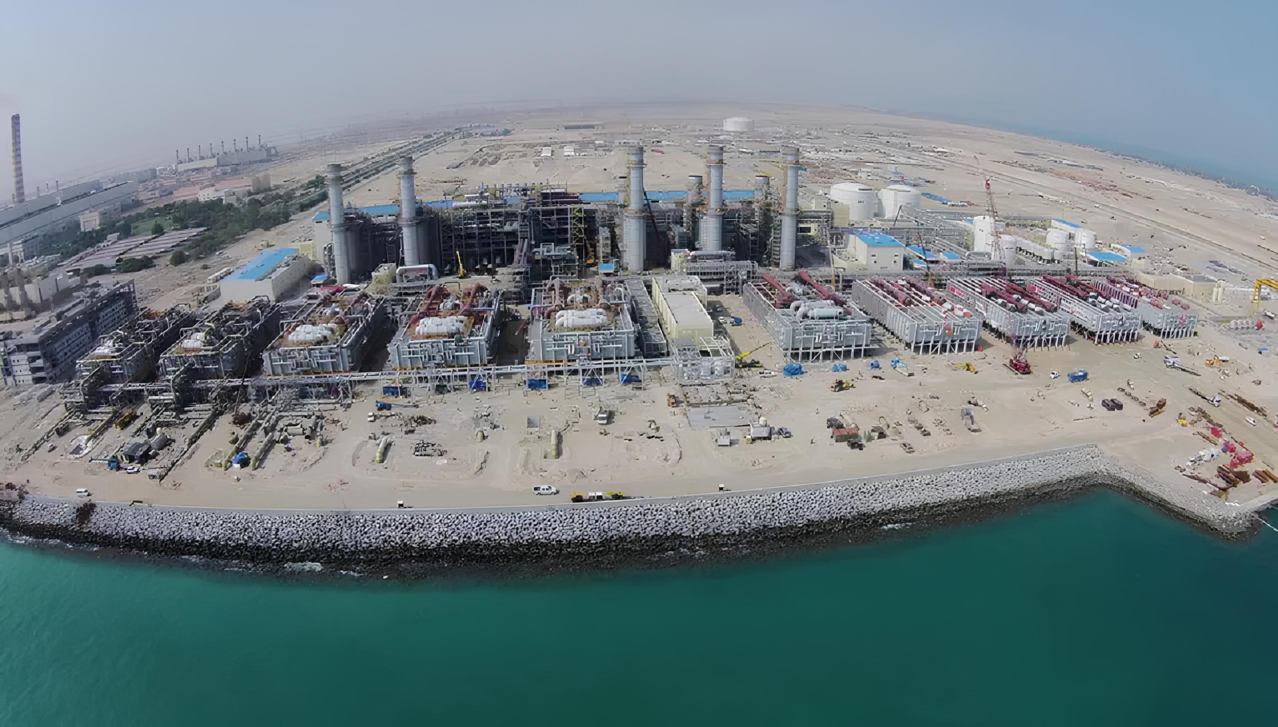 Kuwait sobrevive no deserto transformando água do mar em 90% do abastecimento do país por meio de 8 estações de dessalinização com capacidade de 3,11 milhões de m³ por dia, incluindo Az-Zour North, maior planta integrada que produz simultaneamente 2.700 MW de eletricidade e 545 milhões de litros de água