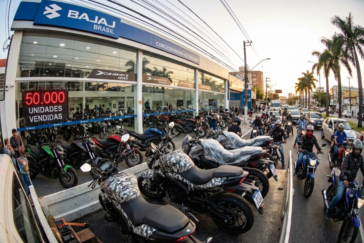 Bajaj confirma novas motos no Brasil em 2026, alcança 50 mil emplacamentos e reacende a expectativa por uma trail em meio à expansão de lojas, fábrica própria e reforço no pós-venda.