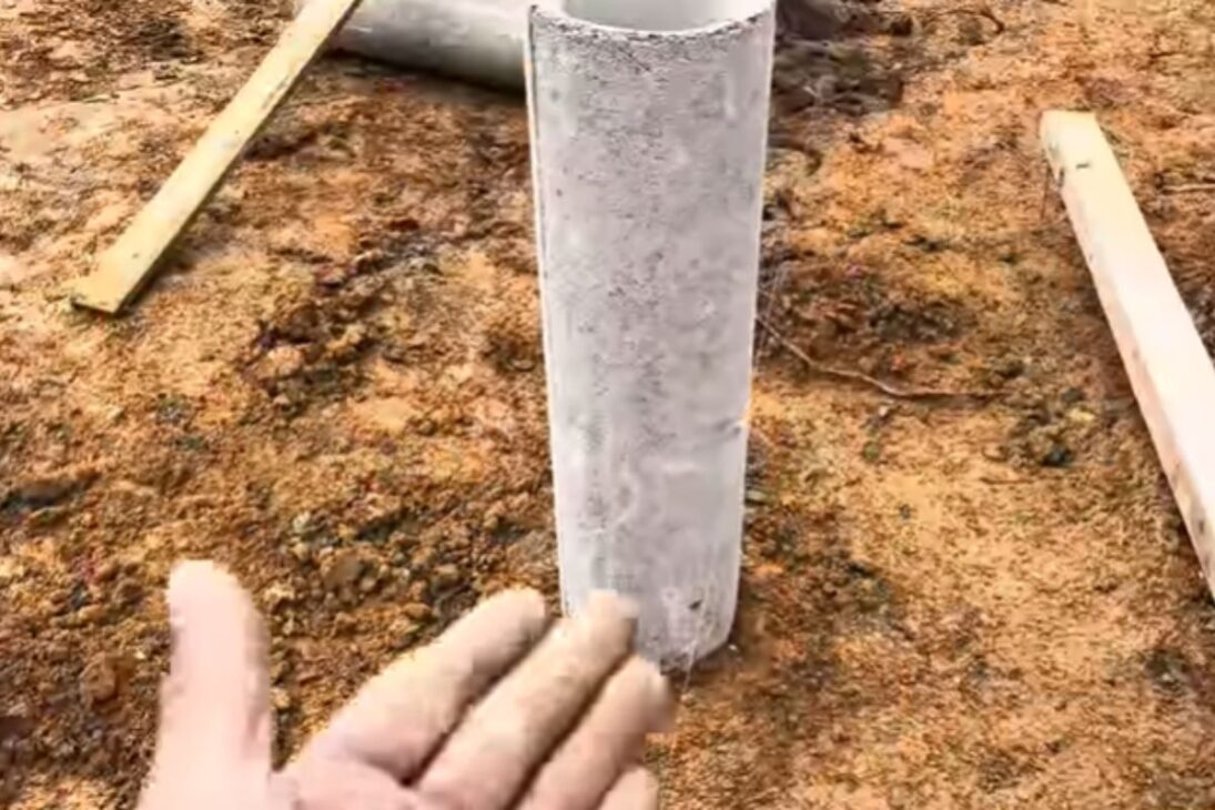 Carpintero Usa Tubos De Concreto Y Grava Compactada En La Casa De Madera Con Pilares Tipo Pilotis Y Muestra Fundación Rápida.