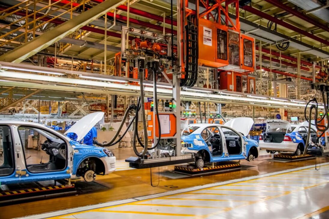 China reacciona a la guerra de precios, aprieta a las automotrices, redirige exportaciones y presiona a la industria automotriz global.
