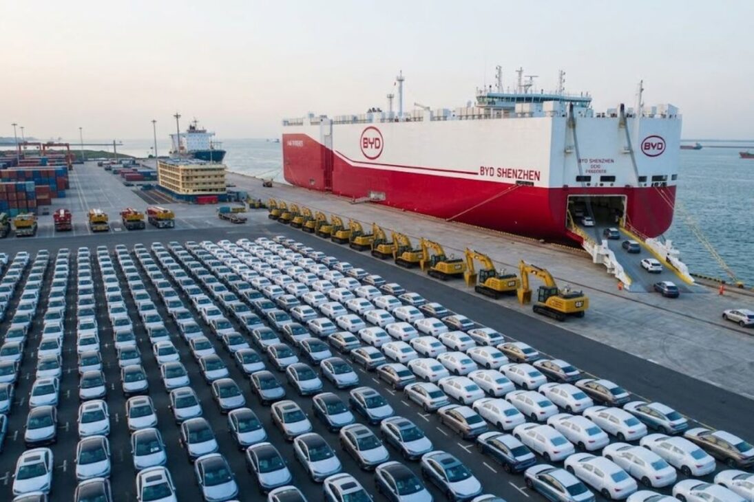 China reacciona a la guerra de precios, aprieta a las automotrices, redirige exportaciones y presiona a la industria automotriz global.