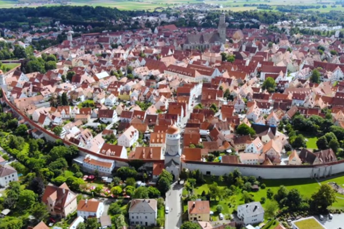 Cidade erguida em cratera de asteroide guarda 72 mil toneladas de diamantes nas paredes e transforma Nördlingen em um dos lugares mais absurdos e improváveis da Alemanha