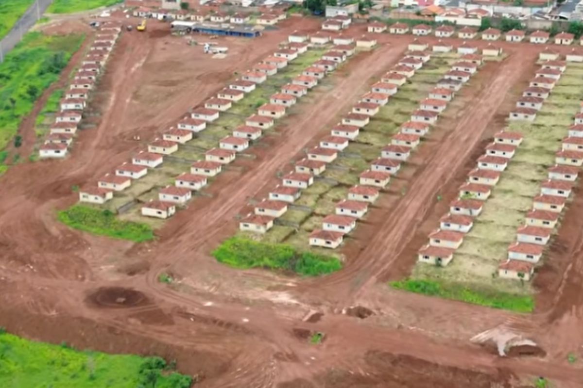 Cidade fantasma com 540 casas prontas para 2.000 pessoas apodrece por 10 anos, vira reduto de morcegos e sucata de R$ 50 milhões, enquanto prefeitura promete