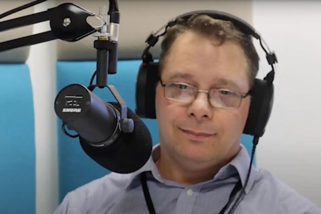 El científico alemán liga el universo, la simulación, la simetría y la naturaleza a una nueva hipótesis física sobre la realidad.