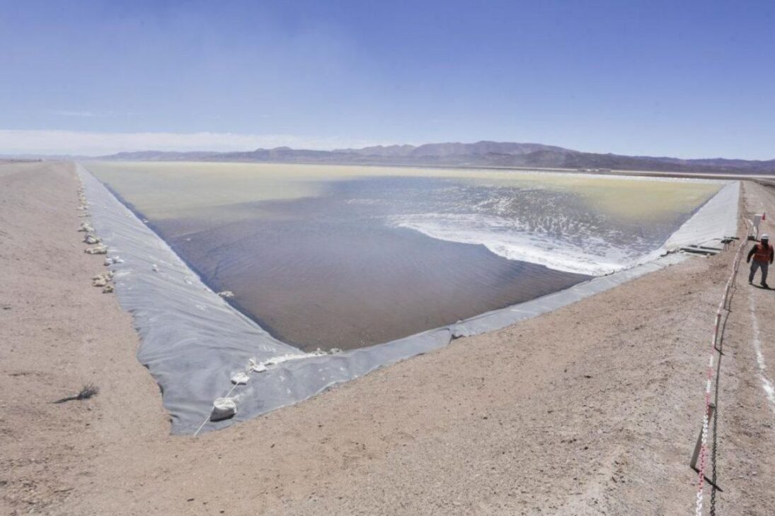 Litio con PFAS en salmuera ayuda a reducir el impacto ambiental y mejora las baterías con extracción más rápida y menos uso de agua.