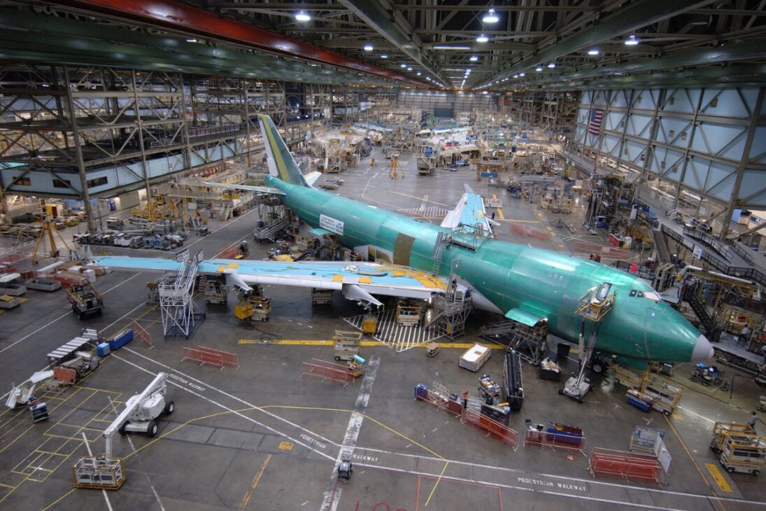 fábrica da Boeing em Everett, criada para o Boeing 747, marcou a aviação e segue gigante por volume interno.