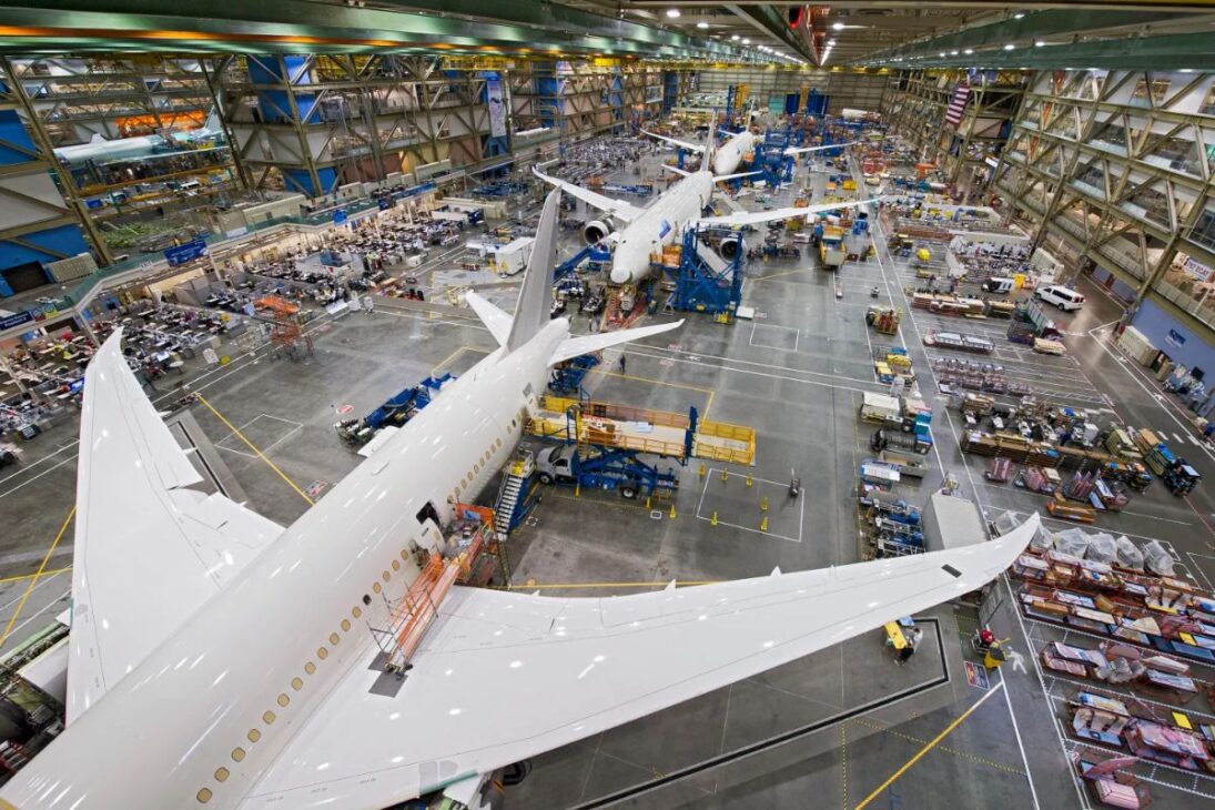 fábrica da Boeing em Everett, criada para o Boeing 747, marcou a aviação e segue gigante por volume interno.