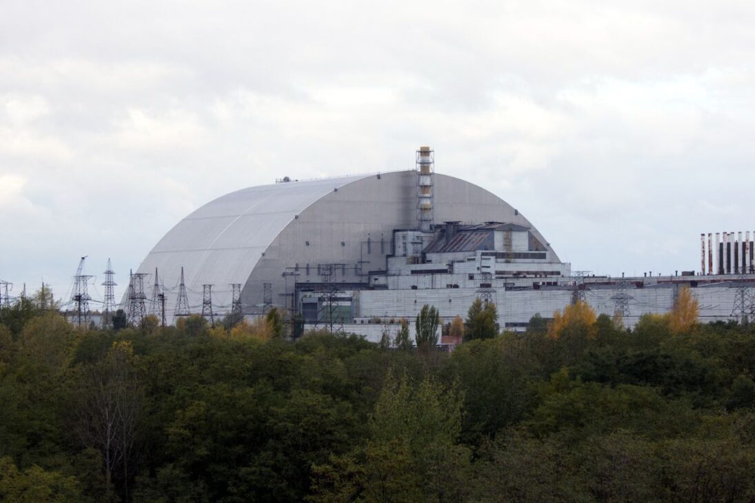 Nuevo Confinamiento Seguro de Chernobyl usa ingeniería tras accidente nuclear, cubre el sarcófago y contiene radiación.