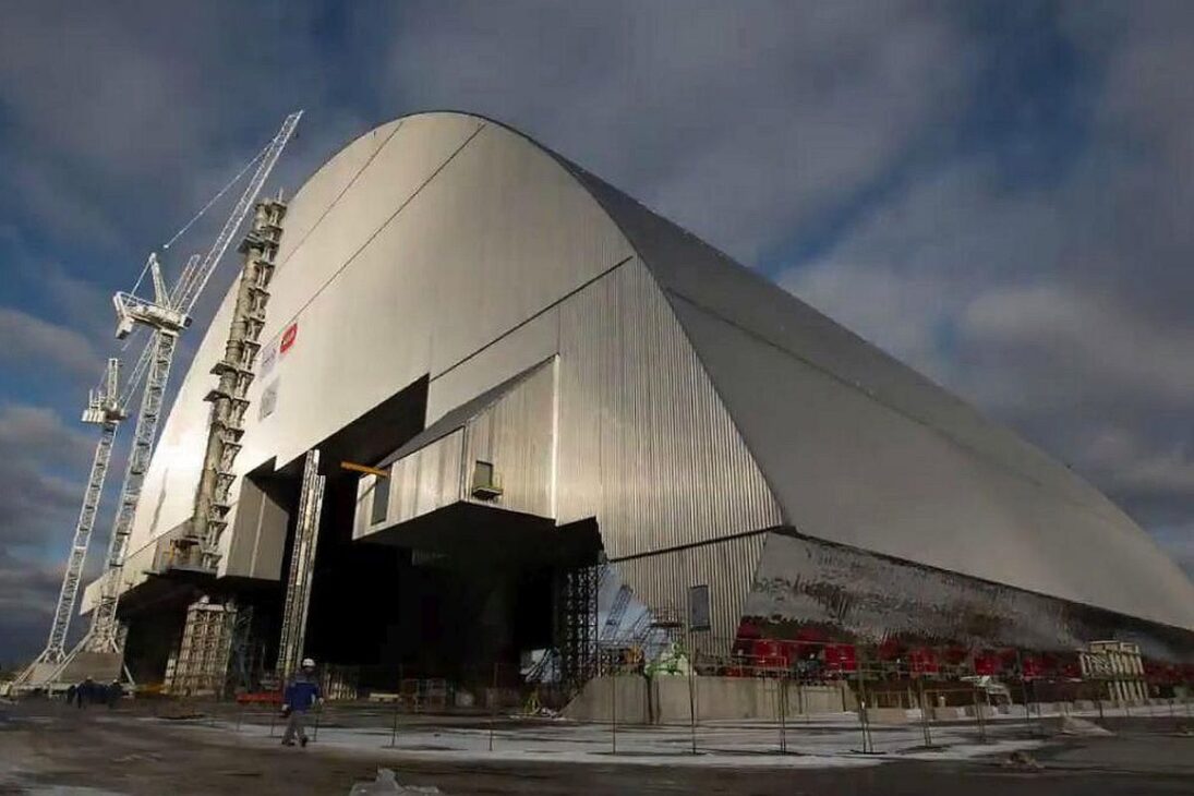 Nuevo Confinamiento Seguro de Chernobyl usa ingeniería tras accidente nuclear, cubre el sarcófago y contiene radiación.