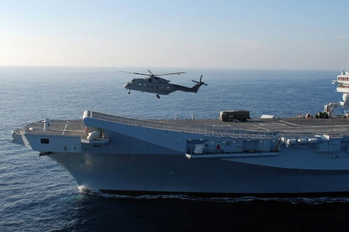 Porta-aviões Cavour: porta-aviões leve da Marinha Italiana com Comando e Controle no Mediterrâneo. Funções, convés e alcance em foco.