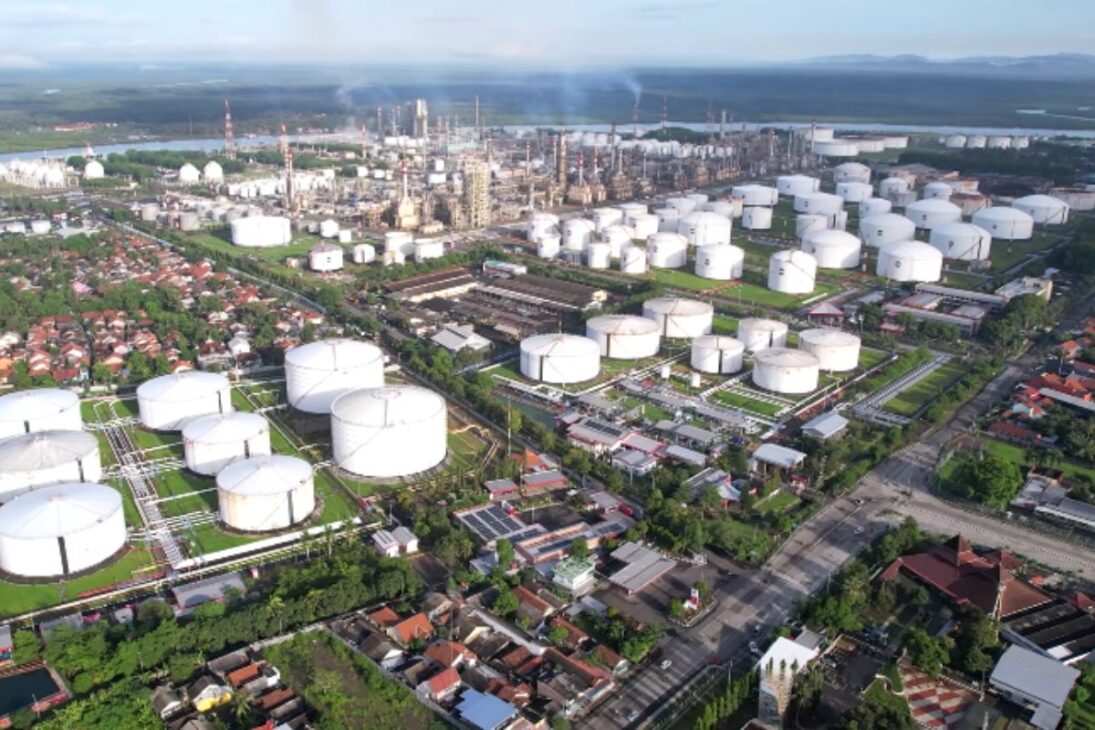 China amplía almacenamiento de petróleo con tanques gigantes en el puerto de Shandong y reduce cuellos de botella logísticos en la costa este.